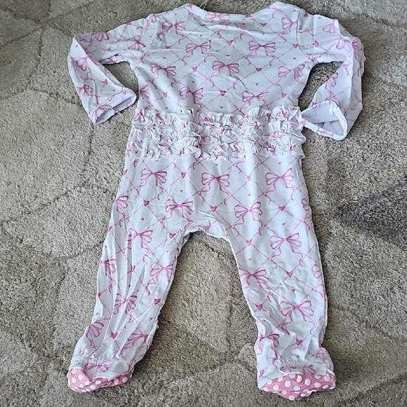 Bums & Roses Take A Bow Ruffled Footie - Picture 2 of 2